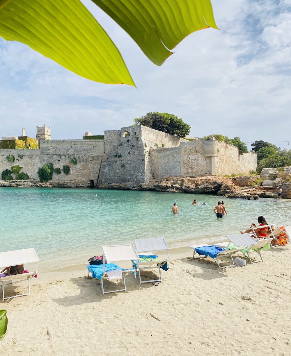 Beach club in caletta