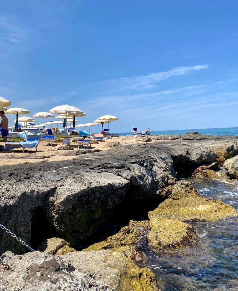 Beach club auf Felsen